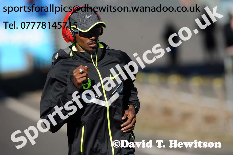 Mo Farah warming up befor the start of the 2014 BUPA Great North Run. Photo: David T. Hewitson/Sports for All Pics